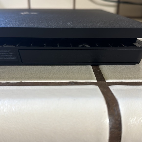 PS4 Console and one controller - Picture 6 of 7